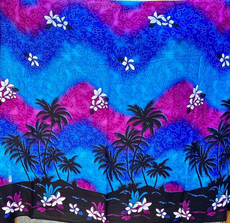 Puede incluir: Una tela colorida con un estampado tropical que presenta palmeras, flores y un fondo azul y morado degradado.