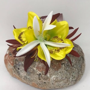 Orchid flower & spider lily hair clip. Silk, fabric hair clip. Beach wedding, bridesmaids flower, luau, gift or any Polynesian events.