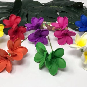 Palillo/púa hawaiana tropical con dos flores de plumeria. Flores para luau o boda.