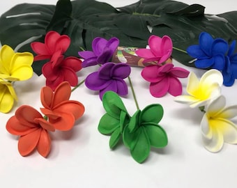 Bâtonnets à cheveux hawaïens tropicaux ornés de deux fleurs de plumeria. Fleurs Luau, fleur de mariage.