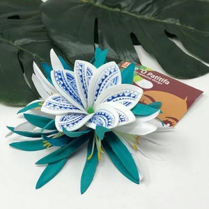 Hawaiiaanse stambloem met haarspeld spinlelie