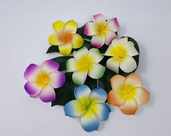 Fermagli per capelli con plumeria/frangipani o fiori avvolti con elastico. Scegli tra questi colori. CIRCA 6,35-7,65 cm.