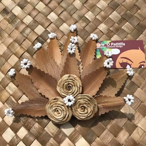Authentic Lauhala/Lo&#39;akau flower hair clip with white mango shells.