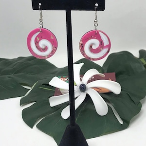 Resin Inlay Shell Earring With Tiare Flower.