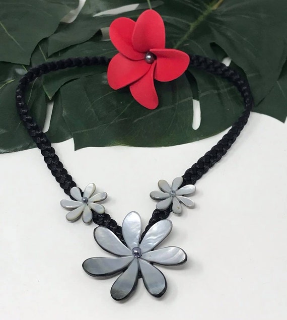 Beautiful Carved Tiare Flower Mother of Pearl Shell Necklace