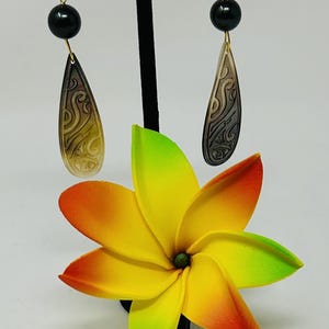 Tahitian Black Lip Mother Of Pearl Carved Shell With Black Shell Pearls Earring Set. Beautiful Set For Gifts, Wedding Gift, Or Just For You.