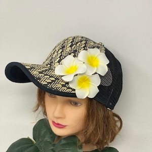 Gorra de béisbol con cierre a presión de estilo hawaiano Pua Melia/Plumeria. Gorra de chica hula. Gorra con cierre a presión con flores Aloha.