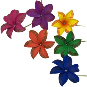 Palillo o palillo de espuma con forma de tiara tribal. Flor de espuma para el cabello tribal hawaiana.