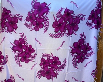 Hawaiiaanse hibiscus bloemensarong, pareu, pareo of tupenu. Strandkleding, luau, cadeau, cover-ups. LAVALAVA Voor iedereen. Paarse hibiscusbloem.