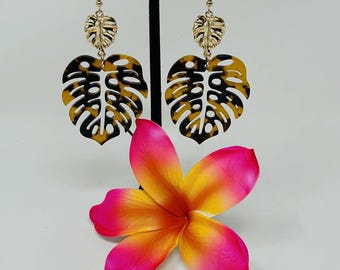 Faux Schildkröten Shell Ohrringe & Plumeria Blume.