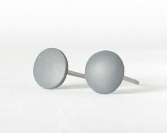Minimalistische oorbellen, matgrijze oorbellen, unisex oorbellen, matgrijze stekers, grijze palen, grijze stekers, oorbellen voor mannen