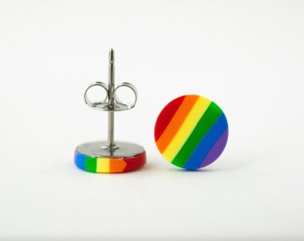 Puces d'oreilles Rainbow Pride, finition mate, bijoux LGBTQ, Puces d'oreilles Queer, tenons ronds, 3 tailles disponibles