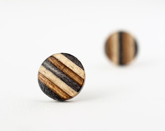 Orecchini a bottone in legno a strisce grigie, orecchini a bottone casual, perni in legno, regalo per il quinto anniversario, orecchini unisex, orecchini in legno, borchie piatte