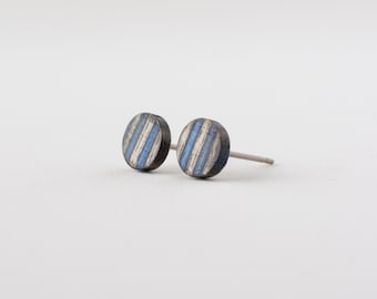 Petits clous d'oreilles en bois à rayures bleues et grises, clous d'oreilles en bois, clous d'oreilles décontractés, boucles d'oreilles en bois à rayures, boucles d'oreilles en bois colorées, montants bleus