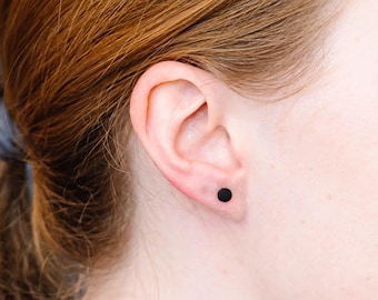 Oorknopjes kleine zwarte stekers voor mannen eenvoudige oorbellen unisex stekertjes zwarte alledaagse stekers matte afwerking kleine 2e piercing oorbel zwarte schijf