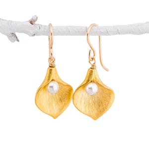 Calla Lily Earrings and Swarovski Pearl, Rose Gold or Silver Earrings, Bridesmaid Gifts, Wedding Gifts Idea, Flower Girl Jewelry