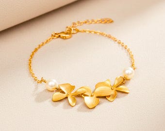 Trio Orchid Flower and White Pearls Bracelet, Bridal, Simple Wedding Jewelry, Bridesmaids Gifts, Mother's Dainty Bracelet