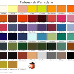 Könnte beinhalten: Eine Farbkarte mit dem Titel "Farbauswahl Wachsplatten" zeigt eine Vielzahl von Wachsfarben. Die Karte zeigt ein Raster nummerierter Farbfelder, darunter Schattierungen von Weiß, Gelb, Rosa, Blau, Grün, Braun und Grau.