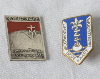 1934 pilgrimage badge on safety pin fixing plated brass Pilgrim image and date