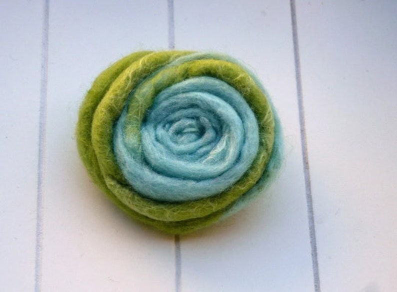 Felt brooch various colours to choose from hellblau/grün