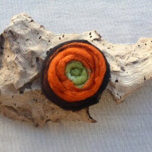 Felt brooch various colours to choose from schwarz/orange/grün