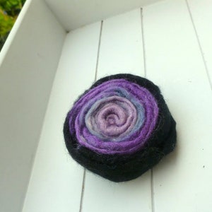 Felt brooch various colours to choose from lila/schwarz