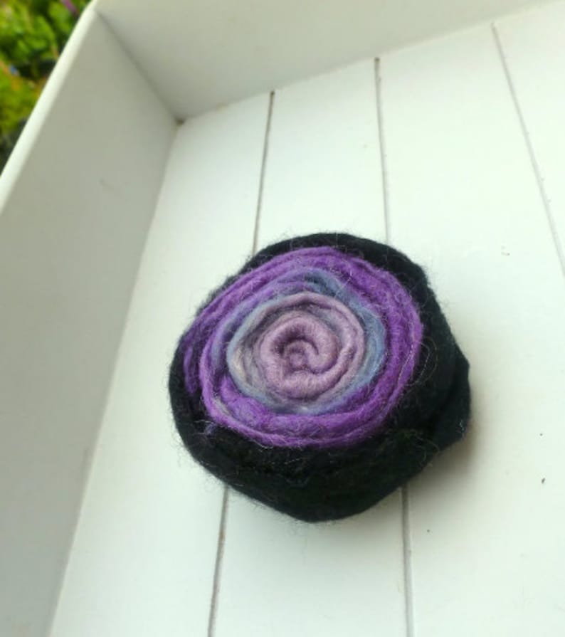 Felt brooch various colours to choose from lila/schwarz