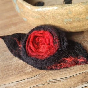 Felt brooch, felt brooch with leaf various colours rot/schwarz