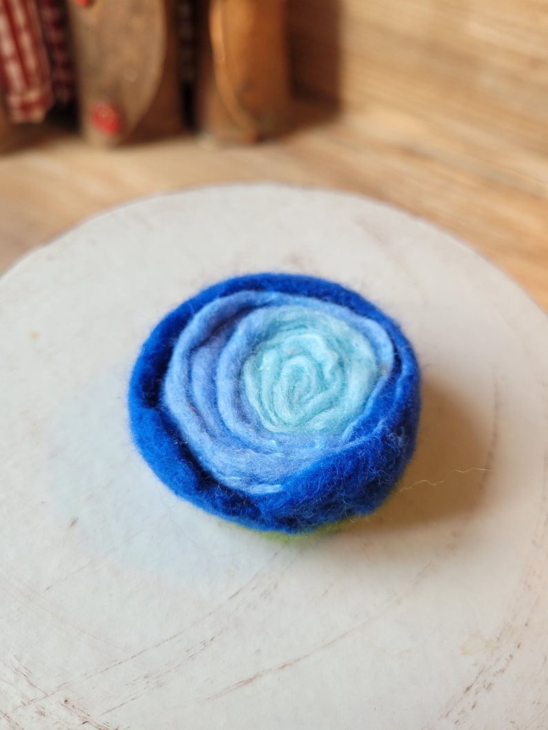 Felt brooch various colours to choose from blau Töne