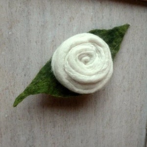 Felt brooch, felt brooch with leaf various colours weiß