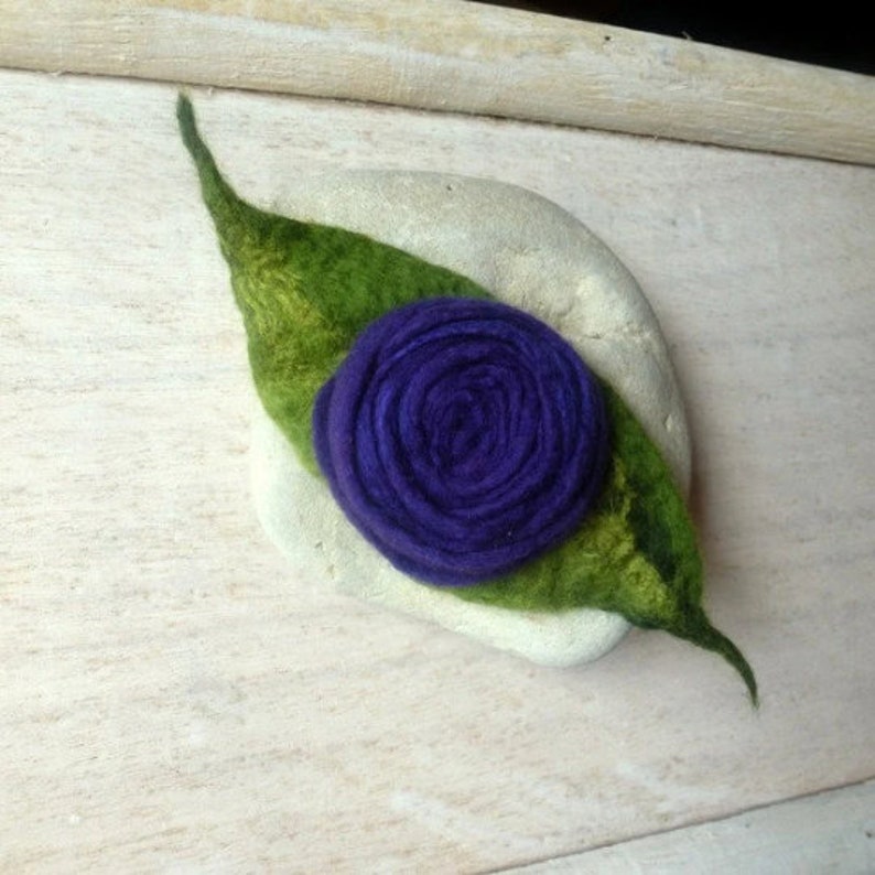 Felt brooch, felt brooch with leaf various colours lila