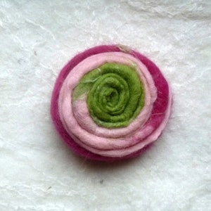 Felt brooch various colours to choose from pink/rosa/grün