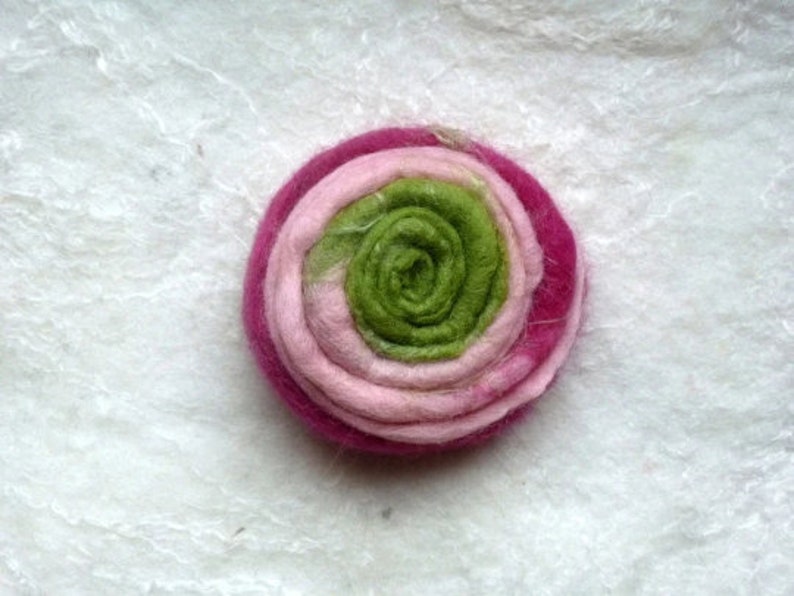 Felt brooch various colours to choose from pink/rosa/grün
