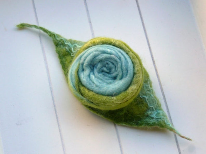 Felt brooch, felt brooch with leaf various colours hellblau/grün