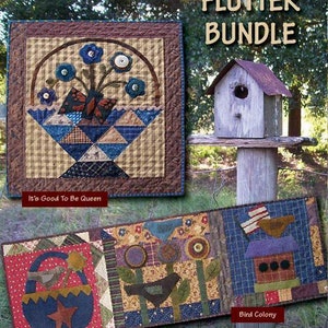 Può includere: Un set di tre arazzi da parete trapuntati che raffigurano una casetta per uccelli, un cesto di fiori e una colonia di uccelli. Gli arazzi sono realizzati con una varietà di tessuti in tonalità di blu, marrone, rosso e verde. Il titolo "Flutter Bundle" è visualizzato nella parte superiore dell'immagine.