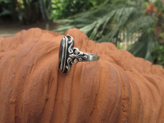 Sterling silver ring with open scroll design Blac… - image 2