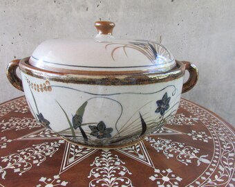 Hidden Valley pottery tureen/casserole dish. Hidden Valley pottery tureen/casserole dish.