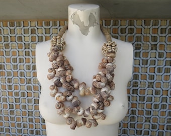 Collar grande de concha de mar gruesa, concha cauri y caracol marino, decoración del hogar, estilo bohemio chic, casa de playa, estilo balinés, orgánico, hogar moderno, naturaleza del océano, mar