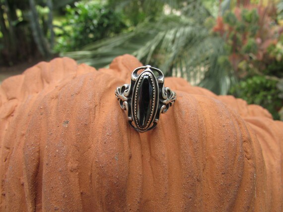 Sterling silver ring with open scroll design Blac… - image 4