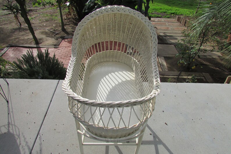 wicker baby bassinet on wheels