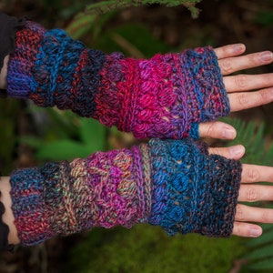 Dicke vegane Pulswärmer gehäkelt.