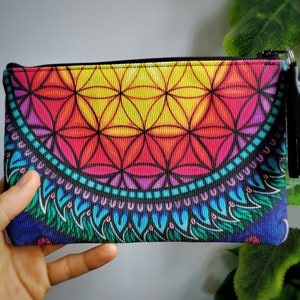 Cartera hecha a mano con patrón de mandala psicodélico y borla de cuero reciclado, tela forrante impermeable.