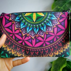 Cartera hecha a mano con patrón de mandala psicodélico y borla de cuero reciclado, tela forrante impermeable.