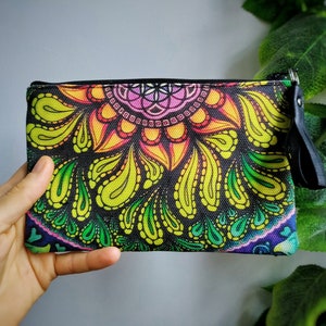 Cartera hecha a mano con patrón de mandala psicodélico y borla de cuero reciclado, tela forrante impermeable.