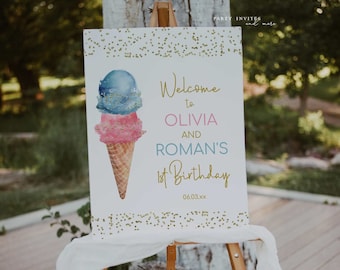 Op de afbeelding: Welkom op het 1e verjaardagsfeestje van Olivia en Roman bord met een aquarel-illustratie van een dubbele bol ijs met blauw en roze ijs. Het bord heeft een gouden glitterachtergrond.