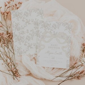 Könsneutral babyshowerinbjudan med rosett och toile, blommig babyshowerinbjudan med rosett, 2772