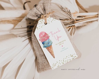 Pode incluir: Uma etiqueta de agradecimento branca com glitter dourado. A etiqueta apresenta uma ilustração em aquarela de um cone de sorvete com bolas de sorvete rosa e azul. O texto na etiqueta diz "Obrigado por celebrar conosco. Com amor, Olivia Marie."