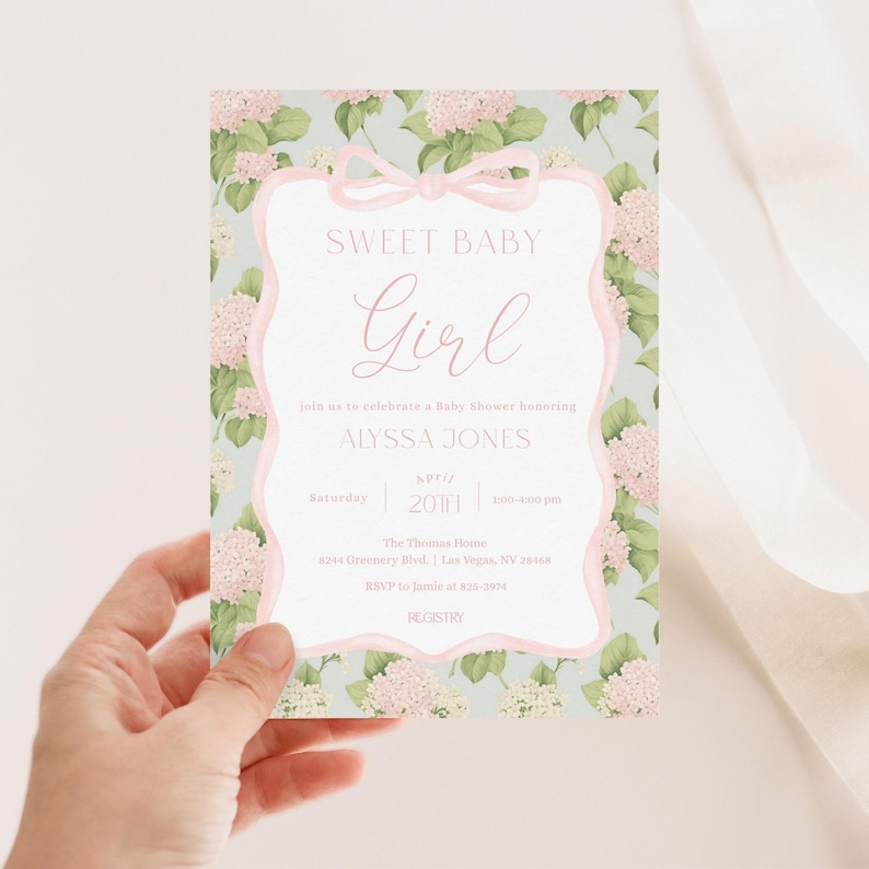 Pu&ograve; includere: Un invito a una festa di baby shower rosa e verde con un motivo floreale e un nastro rosa. Il testo recita "Sweet Baby Girl" e include il nome "Alyssa Jones", la data "20 aprile 2011", l'ora "14:00-16:30", il luogo "The Thomas Home, 8204 Greenery Blvd, Las Vegas, NV 28468", e le informazioni RSVP "RSVP a Jamie al 825-3915".