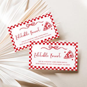 Pode incluir: Dois cartões retangulares com bordas xadrez vermelhas e brancas. Os cartões apresentam o texto "Editable Insert" em itálico, um gráfico de fatia de pizza e o texto "USE AS A REGISTRY CARD, DIAPER RAFFLE, BOOK REQUEST OR ANY OTHER INSERT YOU NEED!"