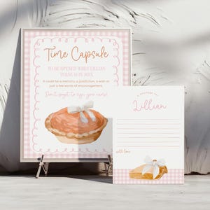 Pumpkin Pie Erster Geburtstag Zeitkapsel Zeichen und Nachrichtenkarten, bearbeitbares rosa Gingham Herbstgeburtstagsandenken, 2837
